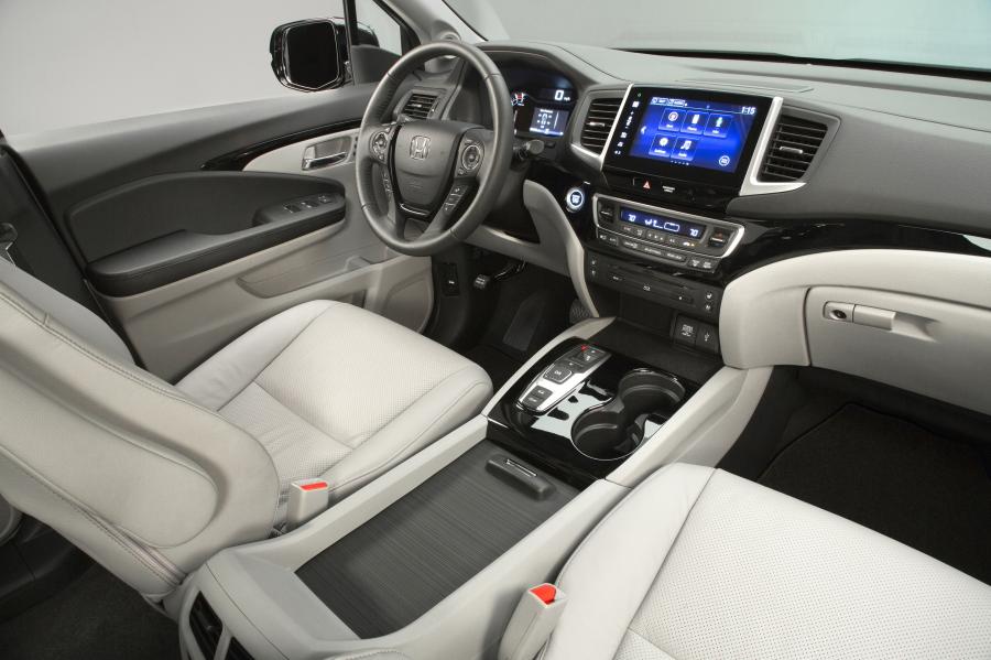 Интерьер Honda Pilot 2015 года  (фото 16 из 107)